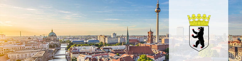 Eine Szene aus Berlin und ein Wappen.