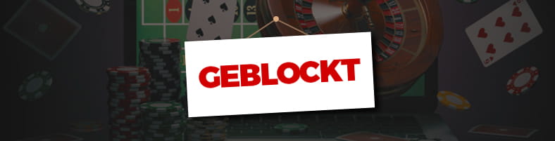 Das Wort 'Geblockt' auf einem Schild, dahinter Spielchips, Karten und andere Casino-Utensilien.