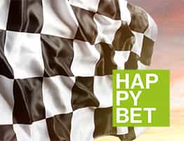 Das Logo von Happybet und eine Rennflagge im Hintergrund.