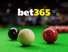Das Logo von bet365 und mehrere Snookerkugeln auf dem Tisch.