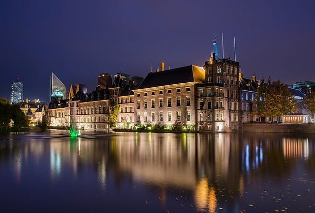 Das Parlamentsgebäude der Niederlande in der Nacht