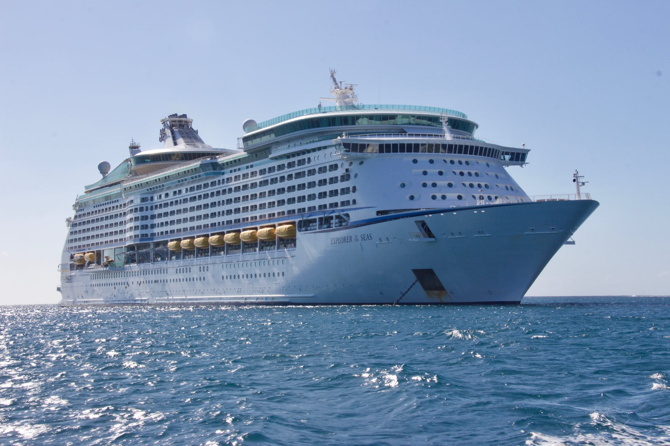 Ein Kreuzfahrtschiff in Wasser
