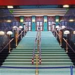 Treppen im Eingangsbereich eines Spielcasinos.