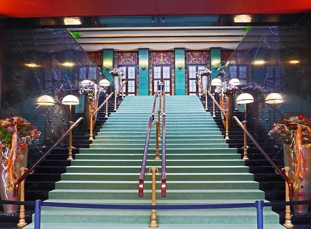 Treppen im Eingangsbereich eines Spielcasinos.