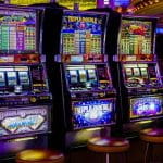 Drei Spielautomaten nebeneinander.