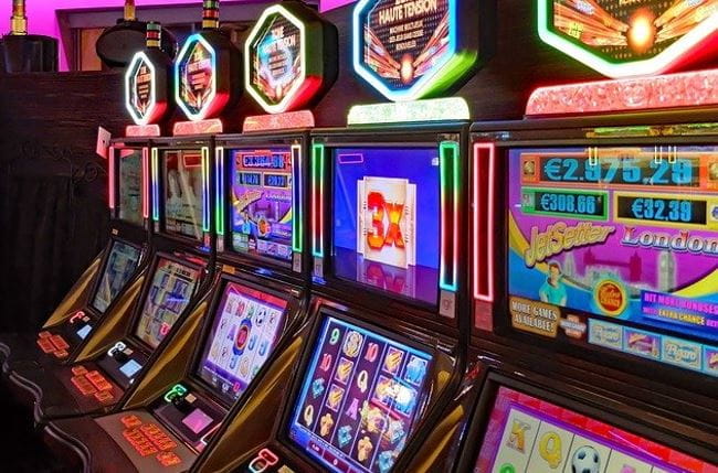 Spielautomaten in einem Casino.
