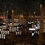 Das Innere eines gefüllten Spielcasinos.