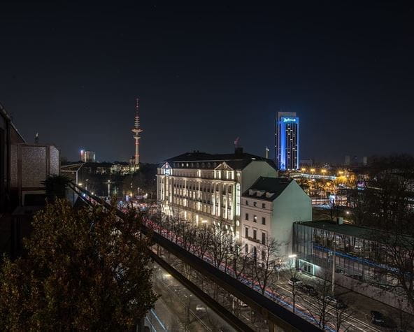 Die Spielbank Hamburg am Stephansplatz bei Nacht.
