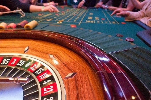 Roulette spielen in einem Casino.