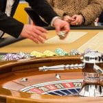 Roulette spielen in landbasiertem Casino.