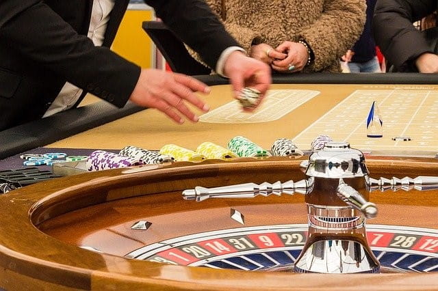 Roulette spielen in landbasiertem Casino.
