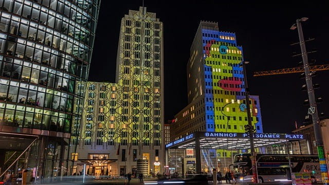 Potsdamer Platz in Berlin bei Nacht.