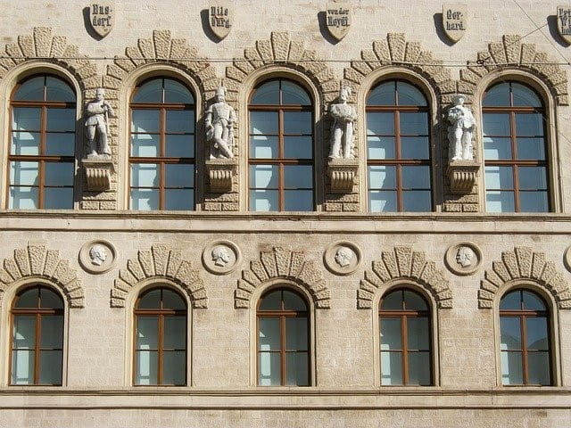 Außenfassade eines Behörden-Gebäudes.