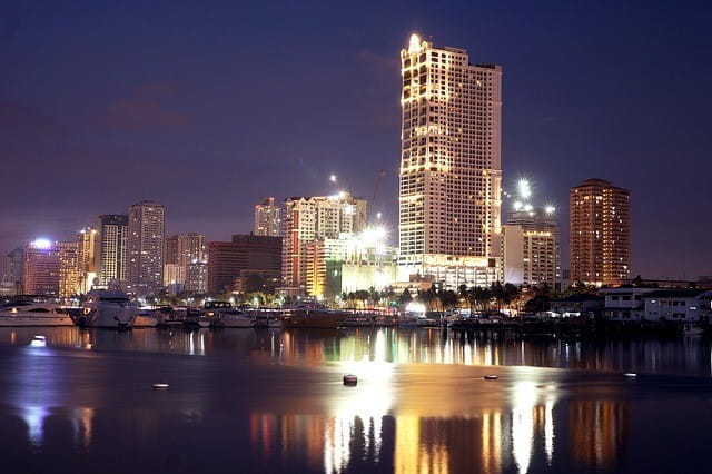 Die Stadt Manila bei Nacht.