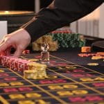 Roulette Spieltisch mit Croupier.