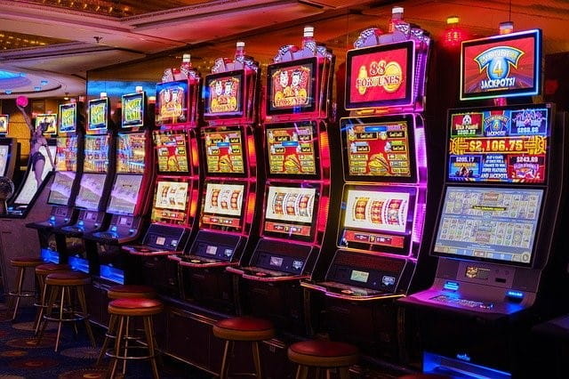 Automatenreihe in einem Spielcasino.