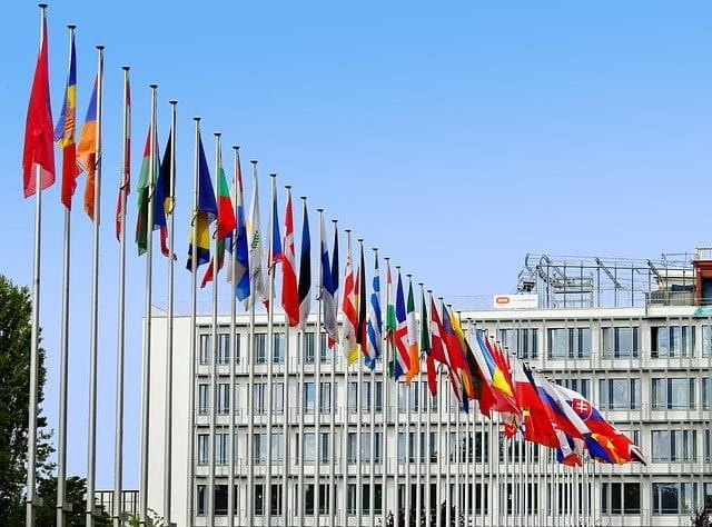 Flaggen der EU-Staaten vor einem Gebäude.