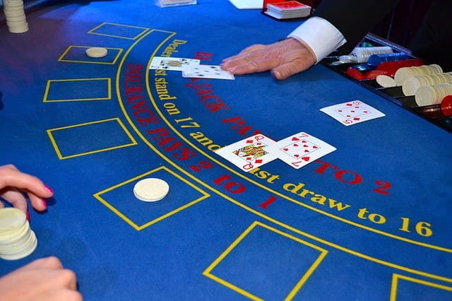 Blackjack Spielrunde an einem Spieltisch.