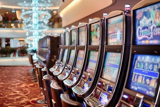 Eine Reihe von Spielautomaten in einem Casino.