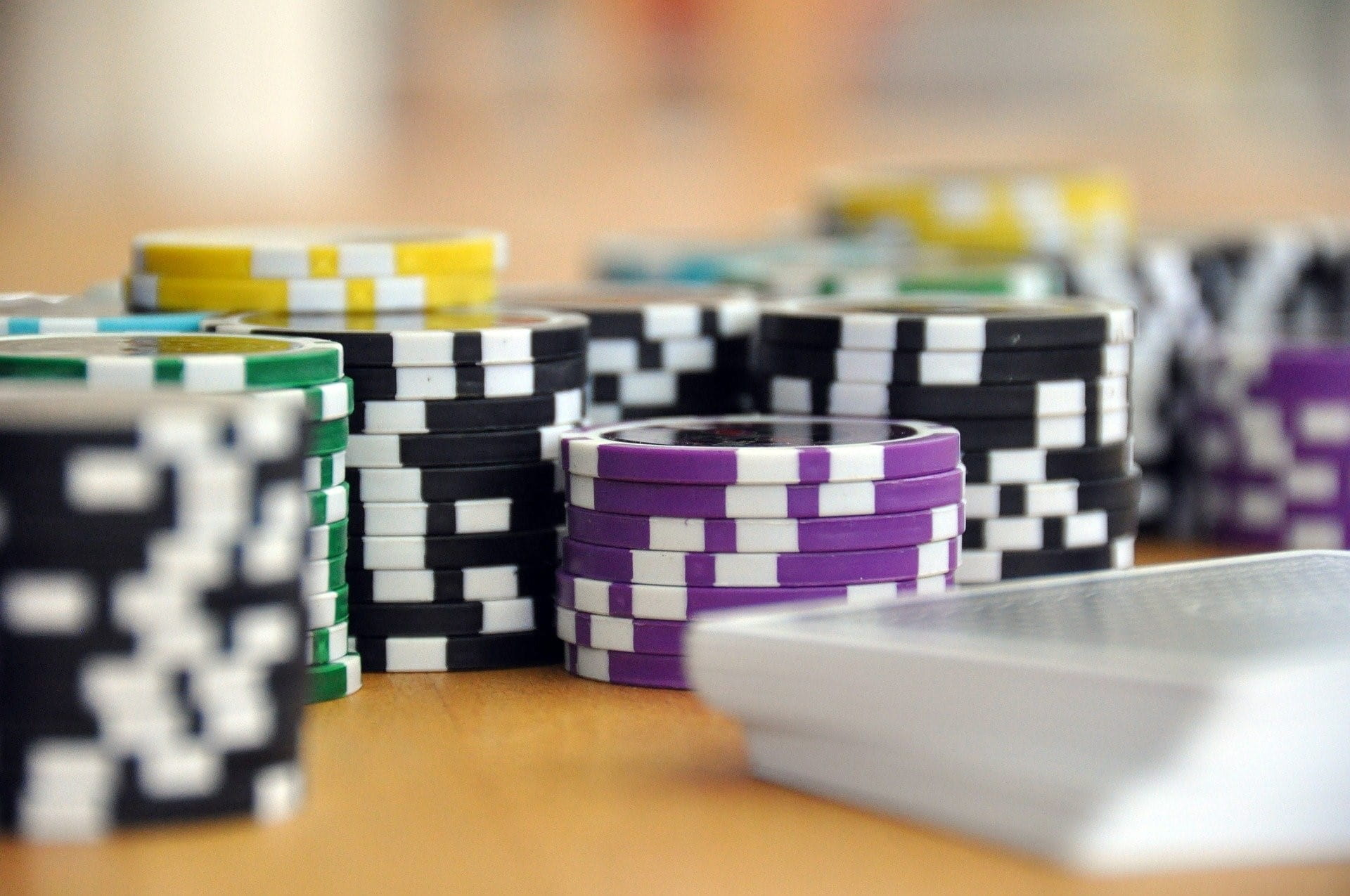 Nach Farbe sortierte Chips-Stapel für Casinos.