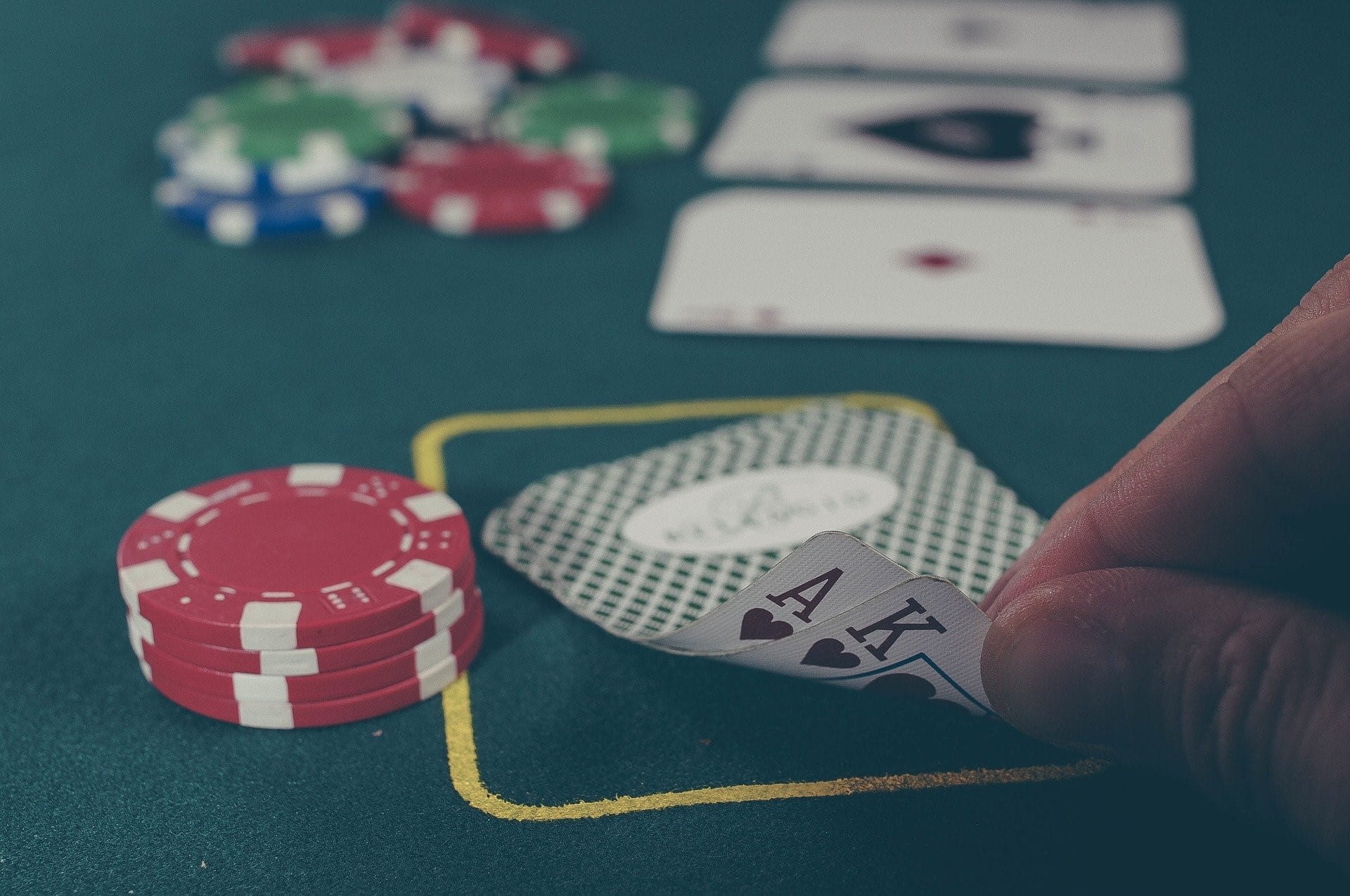 Black Jack Karten liegen neben Casino Chips.