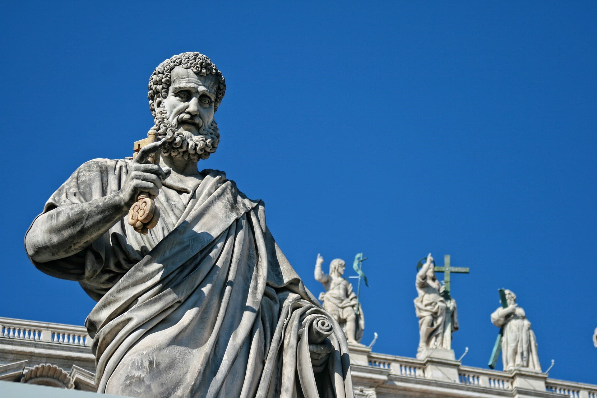Figuren, die auf dem Vatikan von Rom stehen.