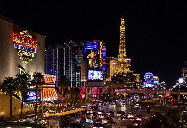 Die Straßen von Las Vegas bei Nacht.