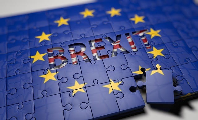 Europäische Flagge als Puzzle mit dem Wort Brexit im Zentrum.
