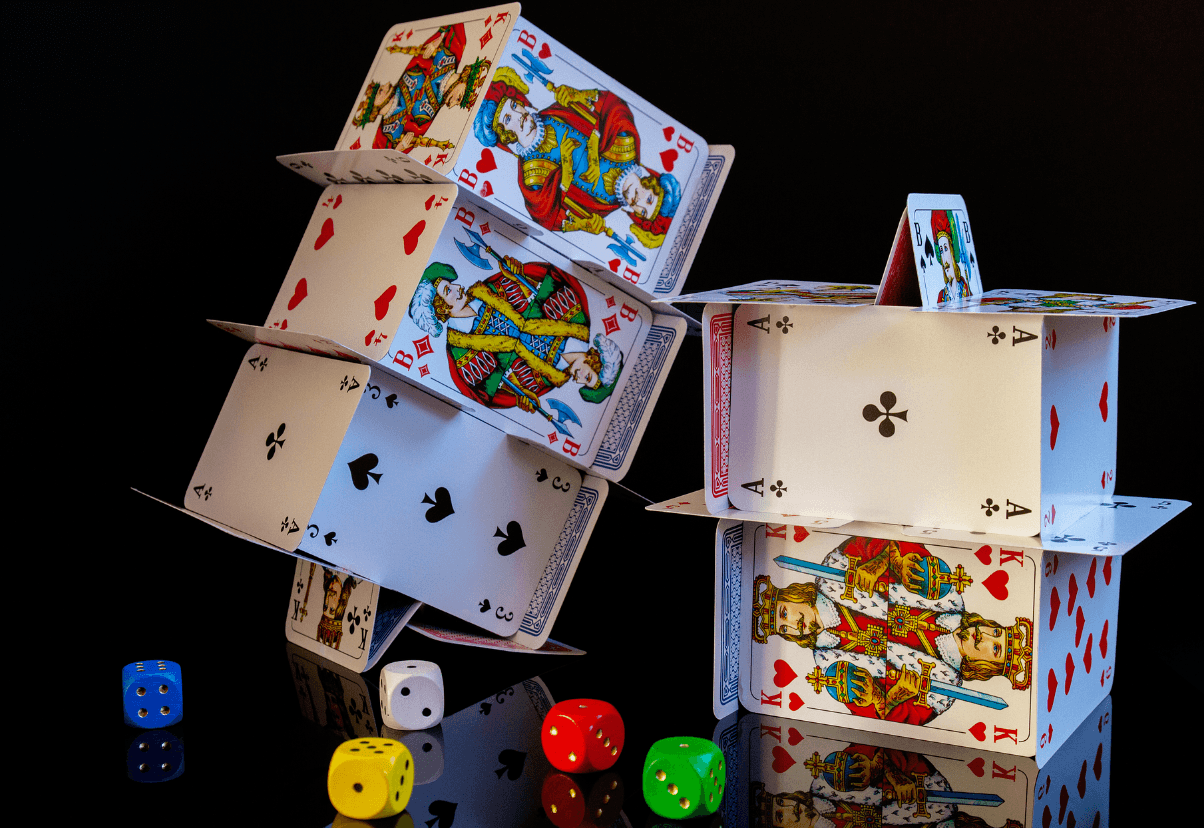 Zwei aus Pokerkarten gebaute Häuser.