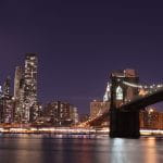 Brooklyn Bridge bei Nacht.