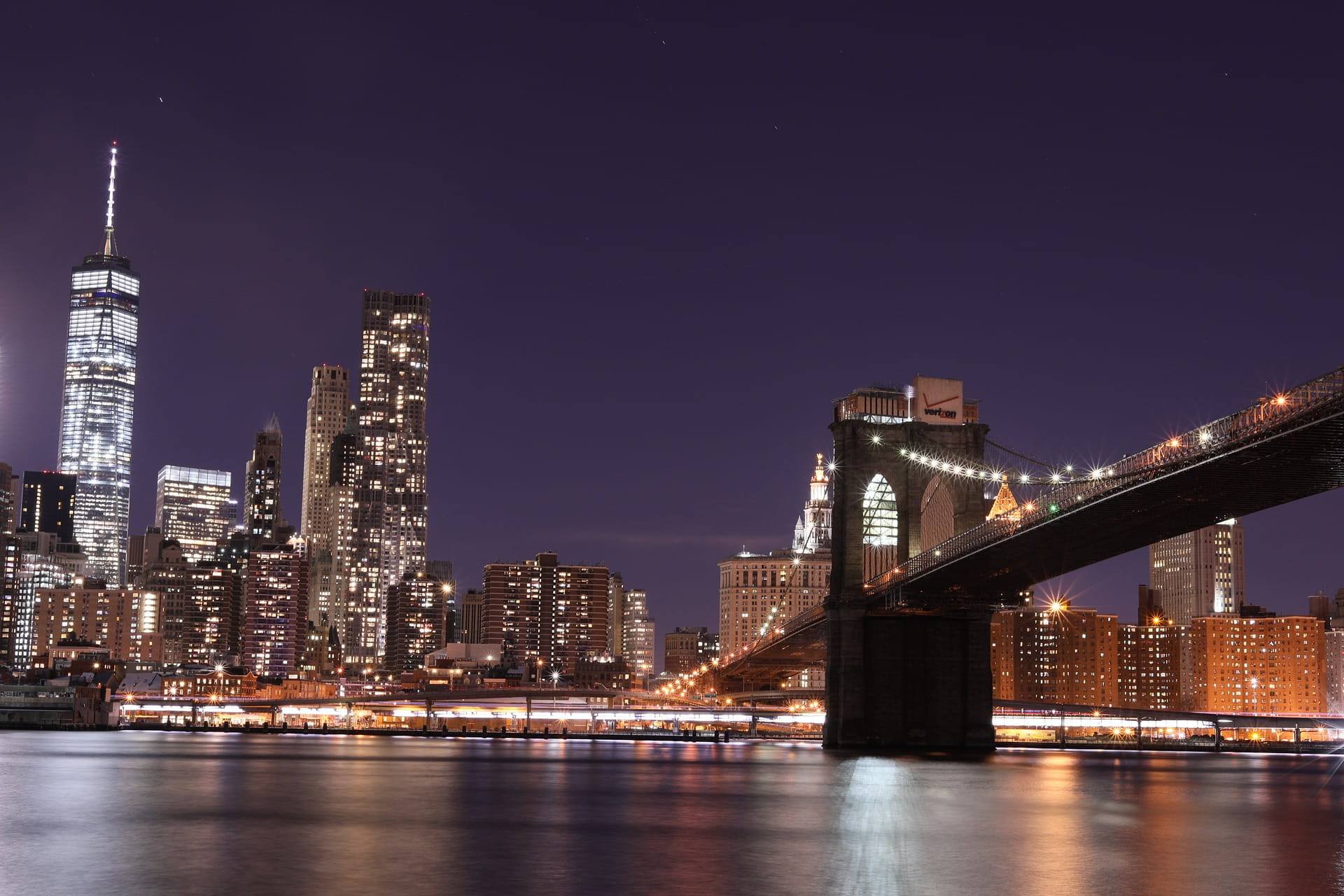 Brooklyn Bridge bei Nacht.