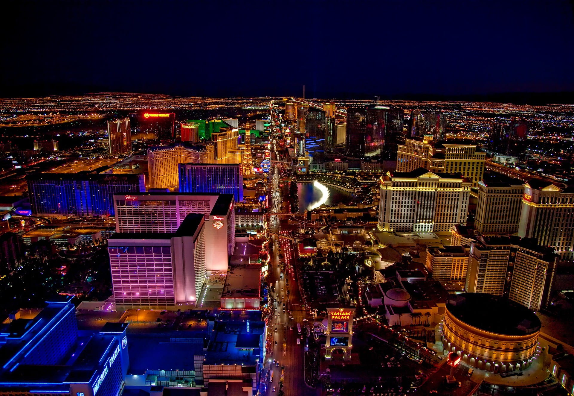 Blick aus der Luft auf Las Vegas bei Nacht.