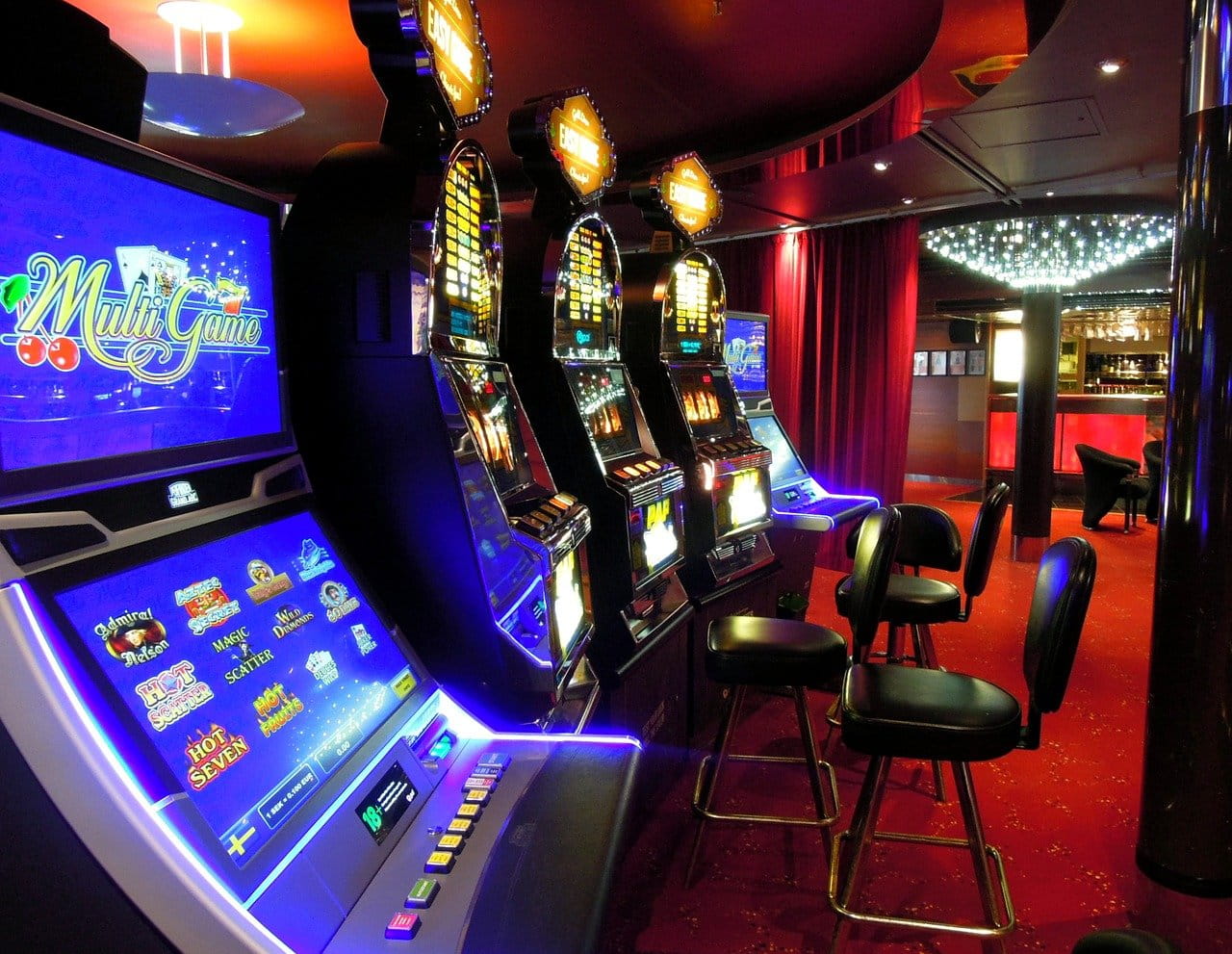 Glücksspielautomaten in einer Spielhalle.