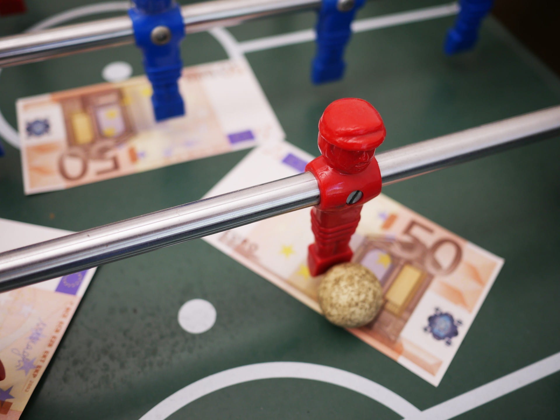 Drei 50-Euro-Scheine liegen auf einem Soccer-Fußball-Tisch.
