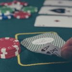 Blackjack Karten und Spielchips.