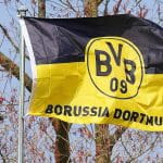 Eine Fahne vom BVB weht im Wind.