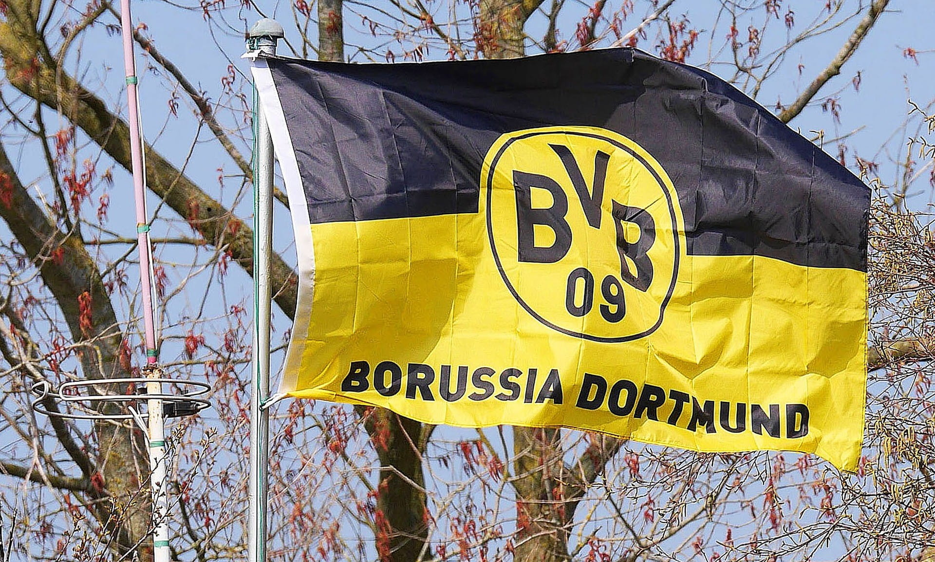 Eine Fahne vom BVB weht im Wind.