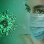 Eine Frau mit Maske steht rechts vom Coronavirus.