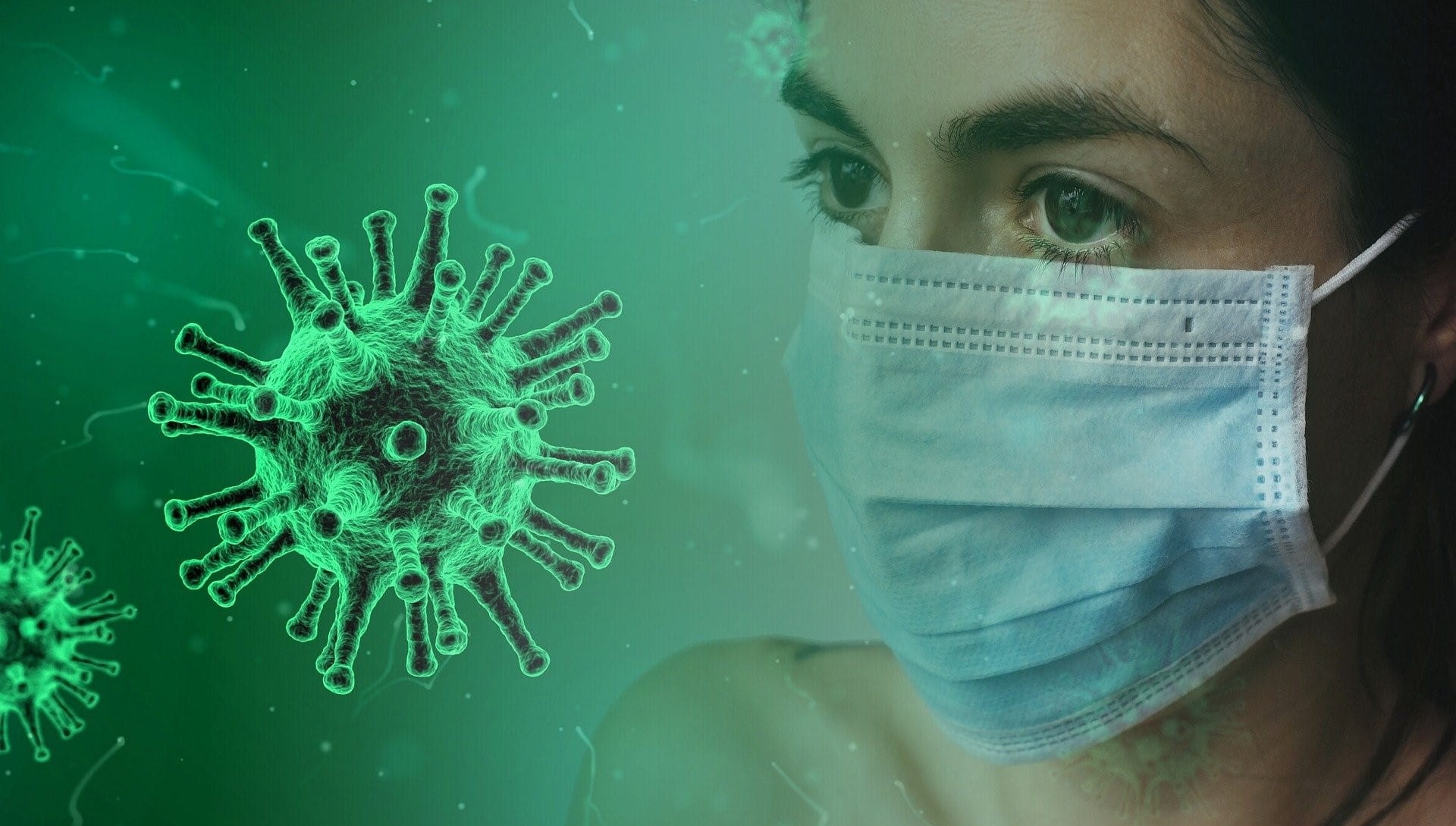 Eine Frau mit Maske steht rechts vom Coronavirus.