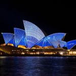 Das Sydney Opera House in Australien bei Nacht: Es leuchtet blau.