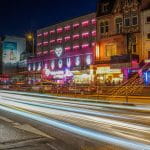 Eine Hamburger Straße bei Nacht. In dieser Straße steht eine große Spielhalle.