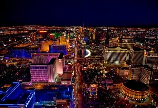 Las Vegas Strip aus der Luft in der Nacht.