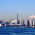 Die japanische Stadt Yokohama mit dem Mount Fuji im Hintergrund.