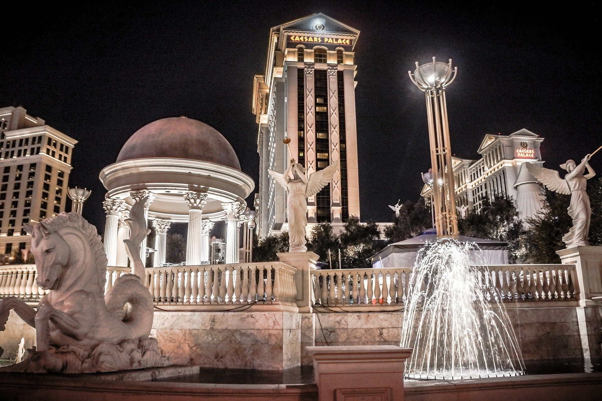 Das Caesars Palace in Las Vegas bei Nacht.