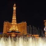 Las Vegas bei Nacht – im Vordergrund läuft ein Sprungbrunnen, im Hintergrund stehen die Casinos.