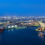 Osaka bei Nacht: Im Vordergrund ist der Hafen, dahinter die Stadt.