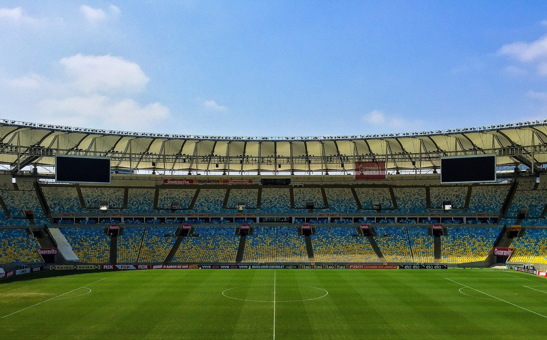 Ein leeres Fußballstadion, in dem weder Spieler noch Zuschauer vorhanden sind.