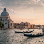 Zwei Gondeln fahren durch Venedig – links ist die Kathedrale zu sehen.