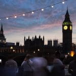 London bei Nacht mit beleuchtetem Big Ben.