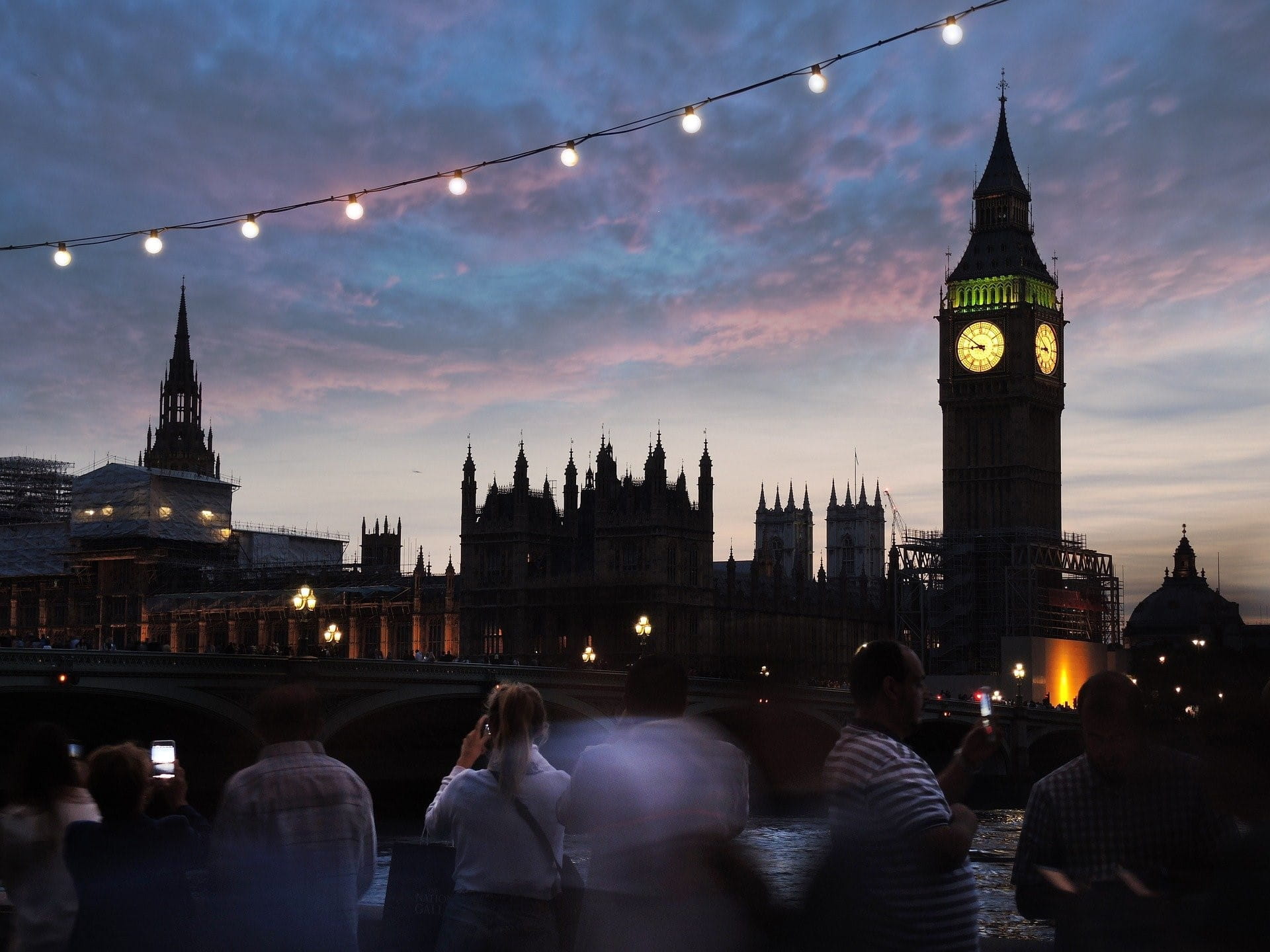 London bei Nacht mit beleuchtetem Big Ben.